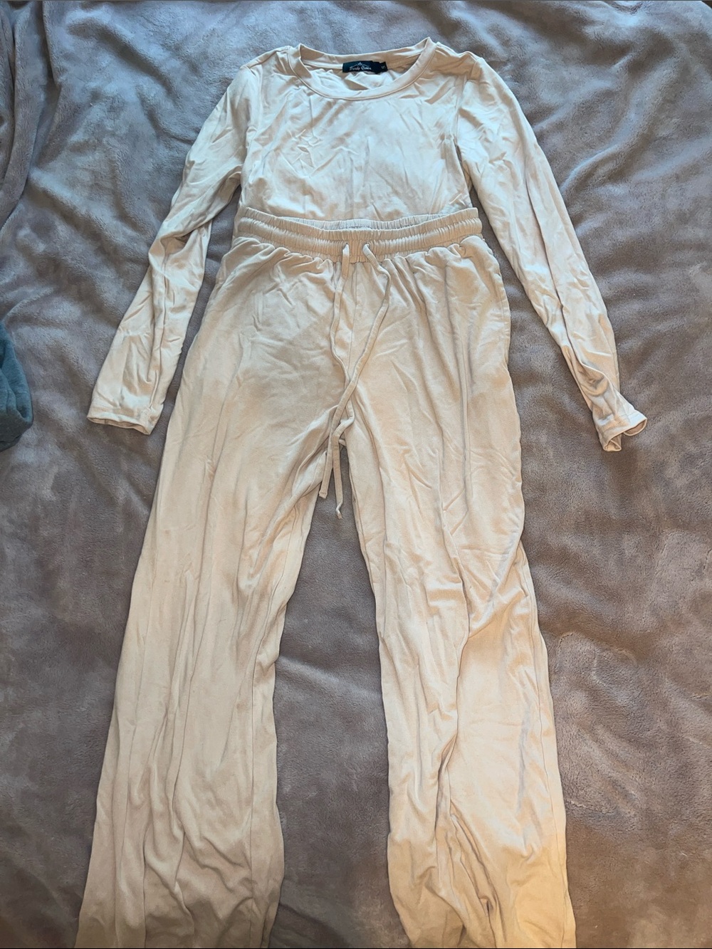 Unbranded Cream Long-Sleeve Pajama Set — Soft Lounge Top & Drawstring Pants